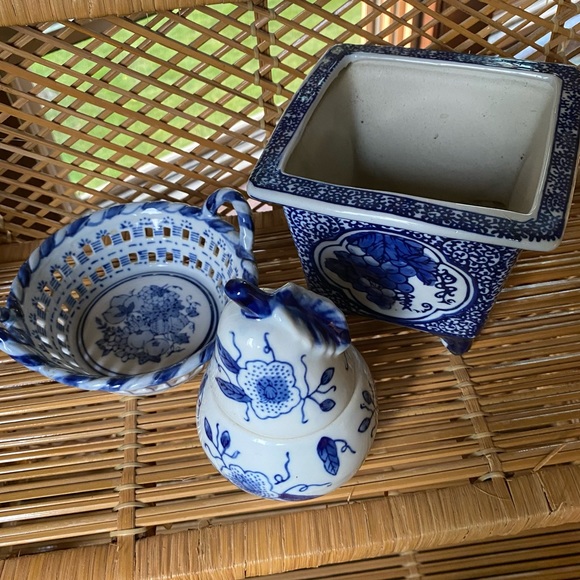 Blue and white ceramic fruit assortment - Picture 3 of 8